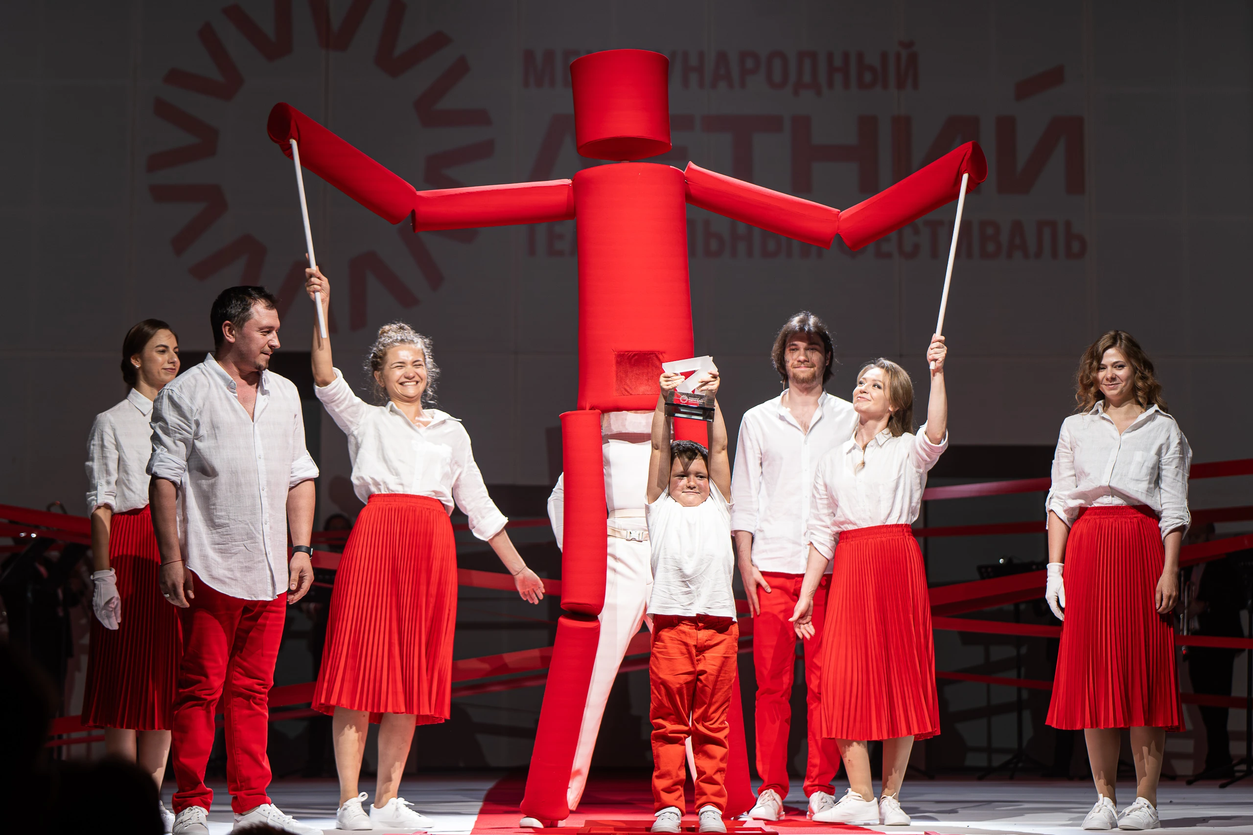 Пятый выпуск фестивального видеоблога: церемония открытия и «Бесы»